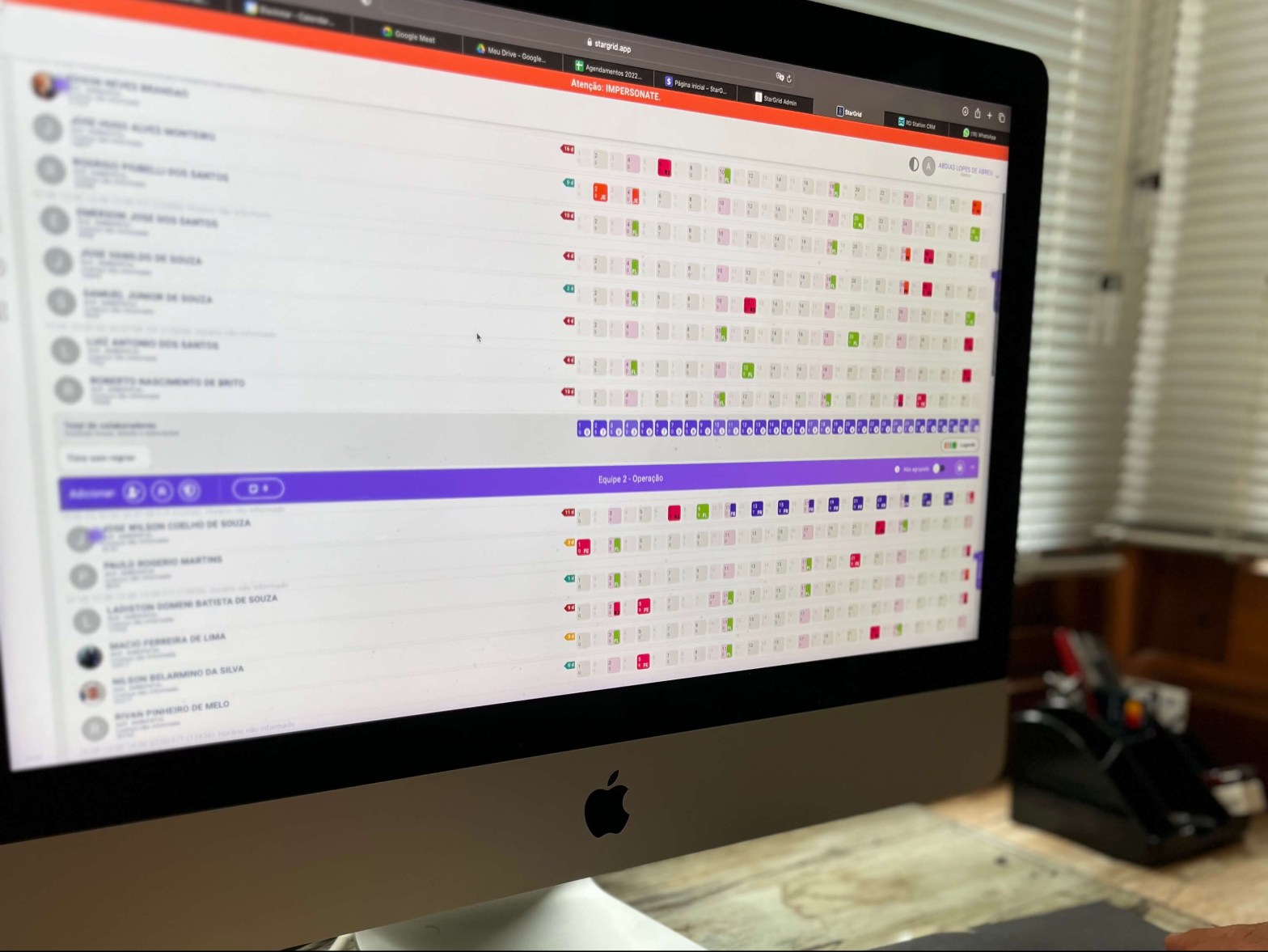 Uma foto colorida da tela de um computador que mostra a interface da Ferramenta StarGrid organiza automaticamente a gestão de escalas de hospitais